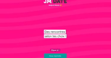 Une femme pensive et son partenaire discutent sincèrement et se réconcilient dans un salon chaleureux.