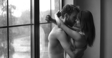 Un couple discute calmement avec affection chez lui, montrant un respect mutuel et une connexion profonde.