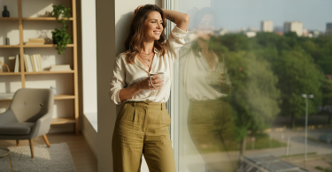 Une femme moderne et élégante, rayonnante et confiante, profite de son temps libre en souriant.
