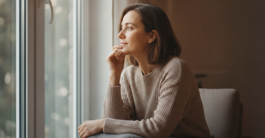 Une personne pensive à l'intérieur, qui retrouve espoir et renouveau.